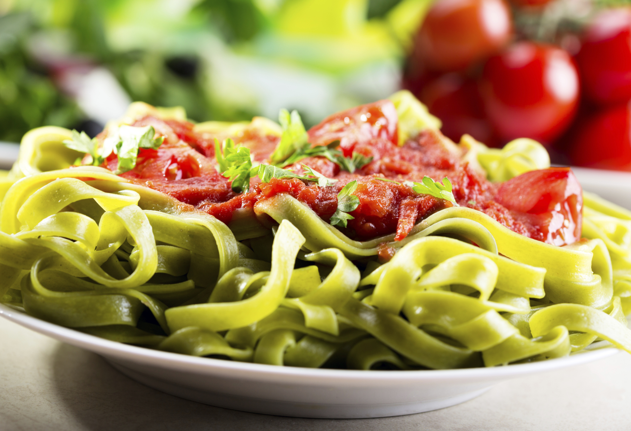 Tagliatelle de espinacas con salsa napolitana