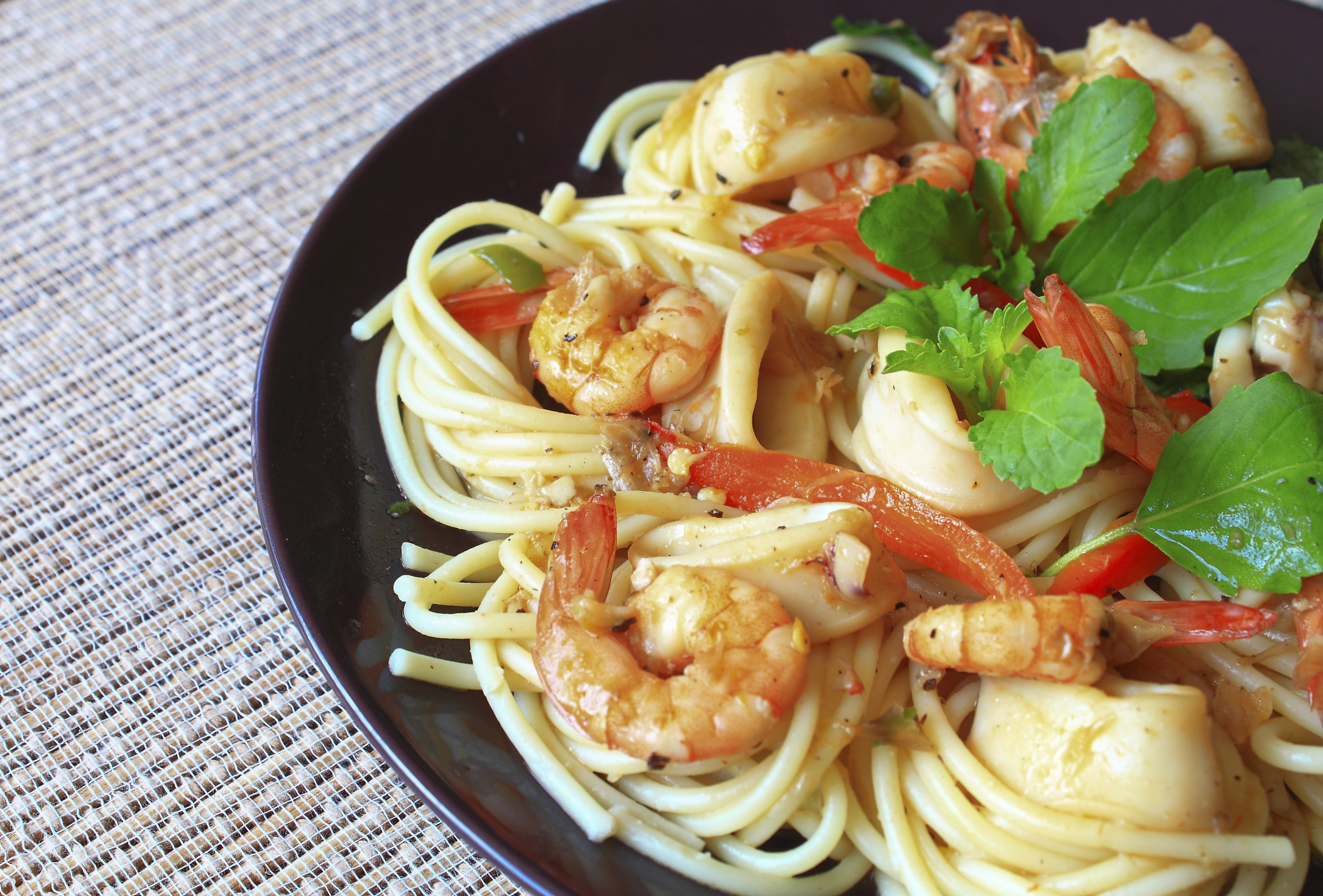 Pasta con chipirones y langostinos