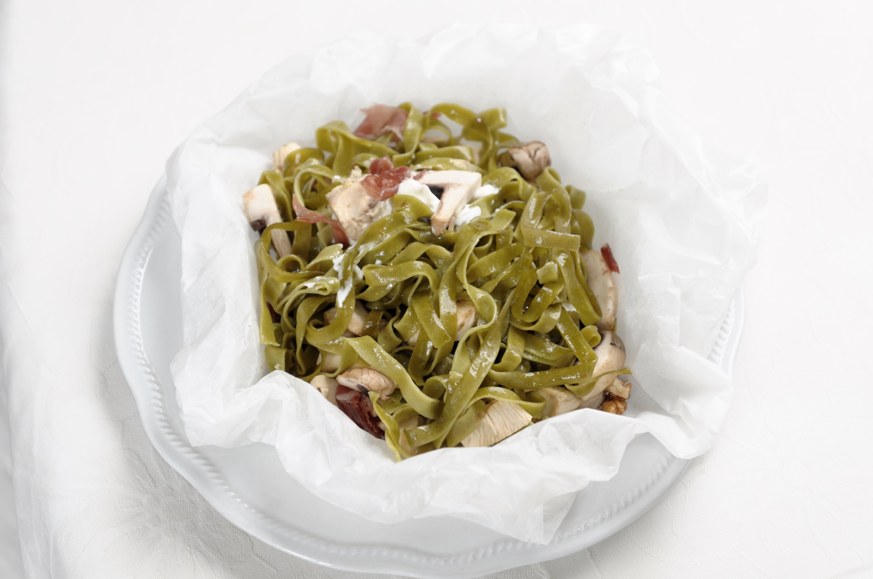 Tagliatelli de espinacas con pollo y jamón