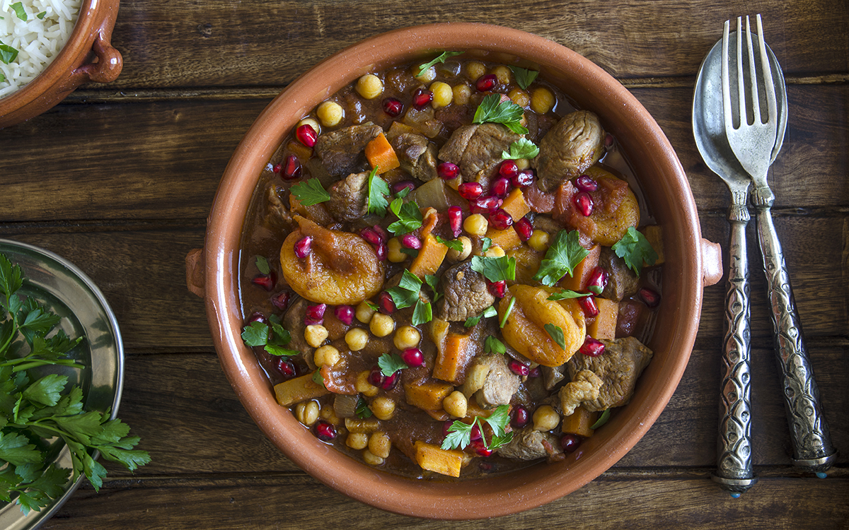 Tajine de ternera con garbanzos, orejones y granada