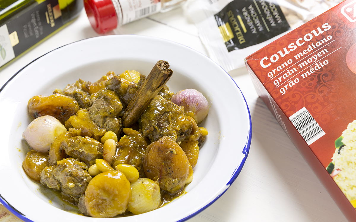 Tajine de cordero con orejones y almendras