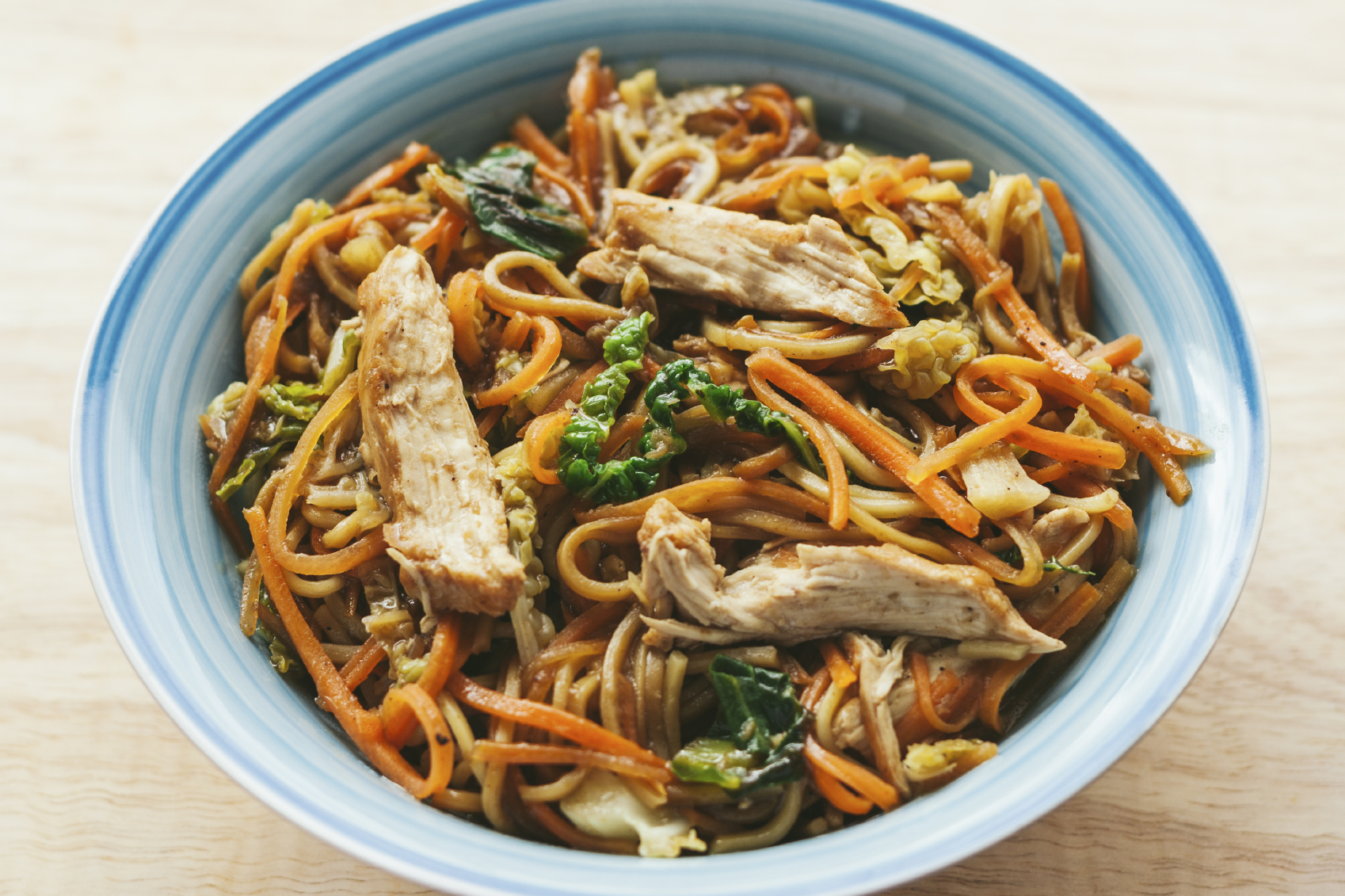 Pasta con pollo y verduras de sabores asiáticos