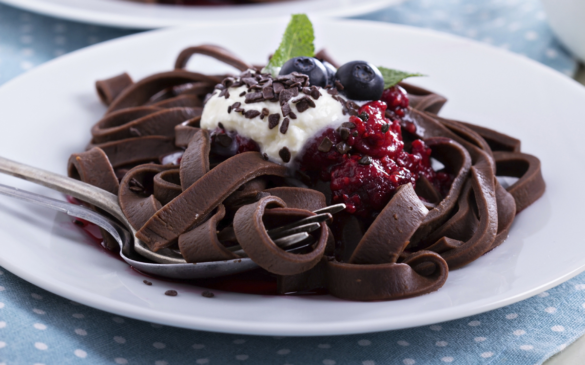 Tallarines de chocolate con falso parmesano y frutos rojos