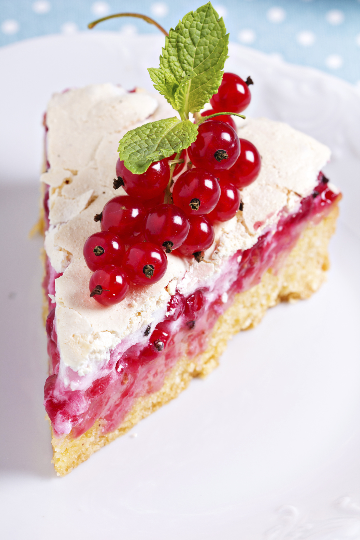 Tarta de grosellas, helado y merengue