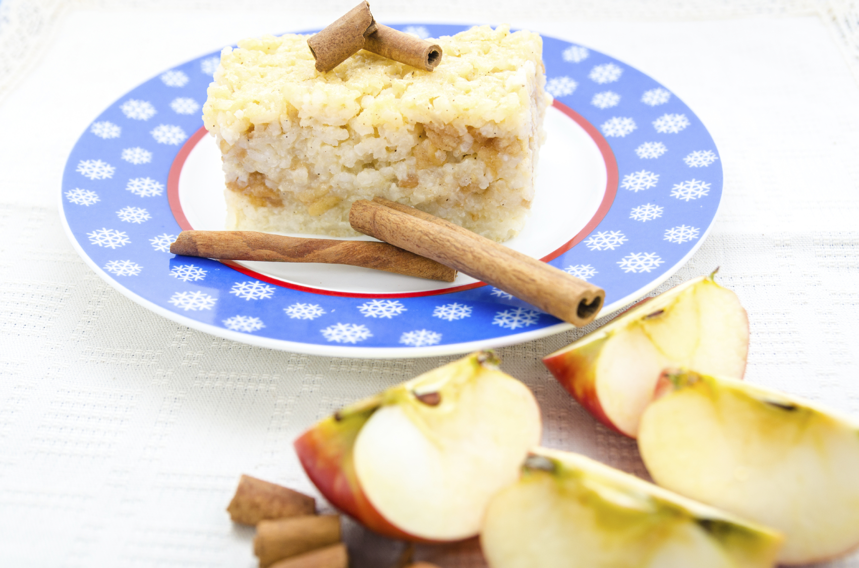 Pastel de arroz con leche con canela y manzana