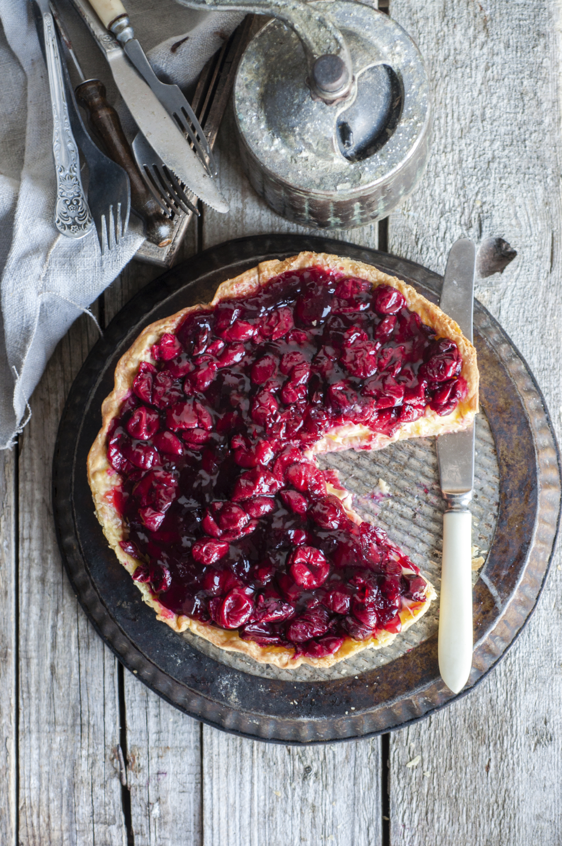 Tarta de cerezas picotas y crema