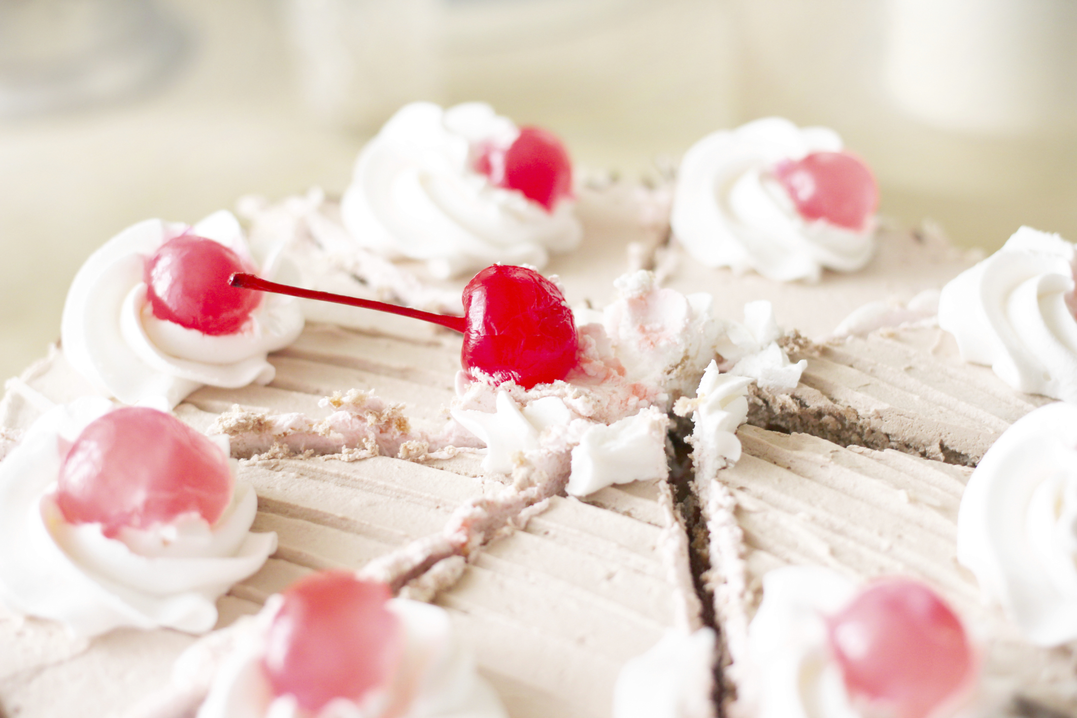 Tarta de chocolate, con nata y cerezas en almíbar