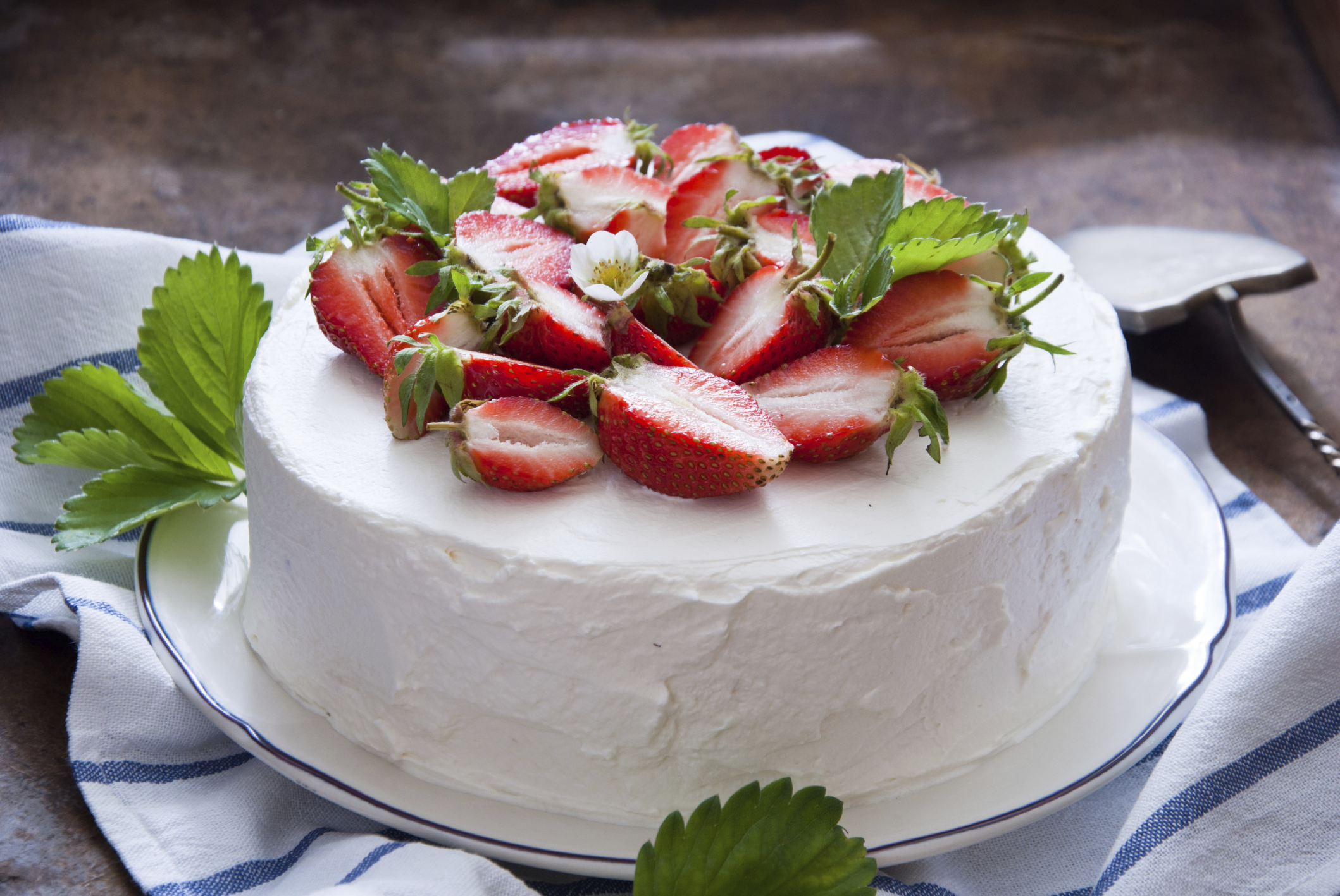 tarta de chocolate con relleno de fresas