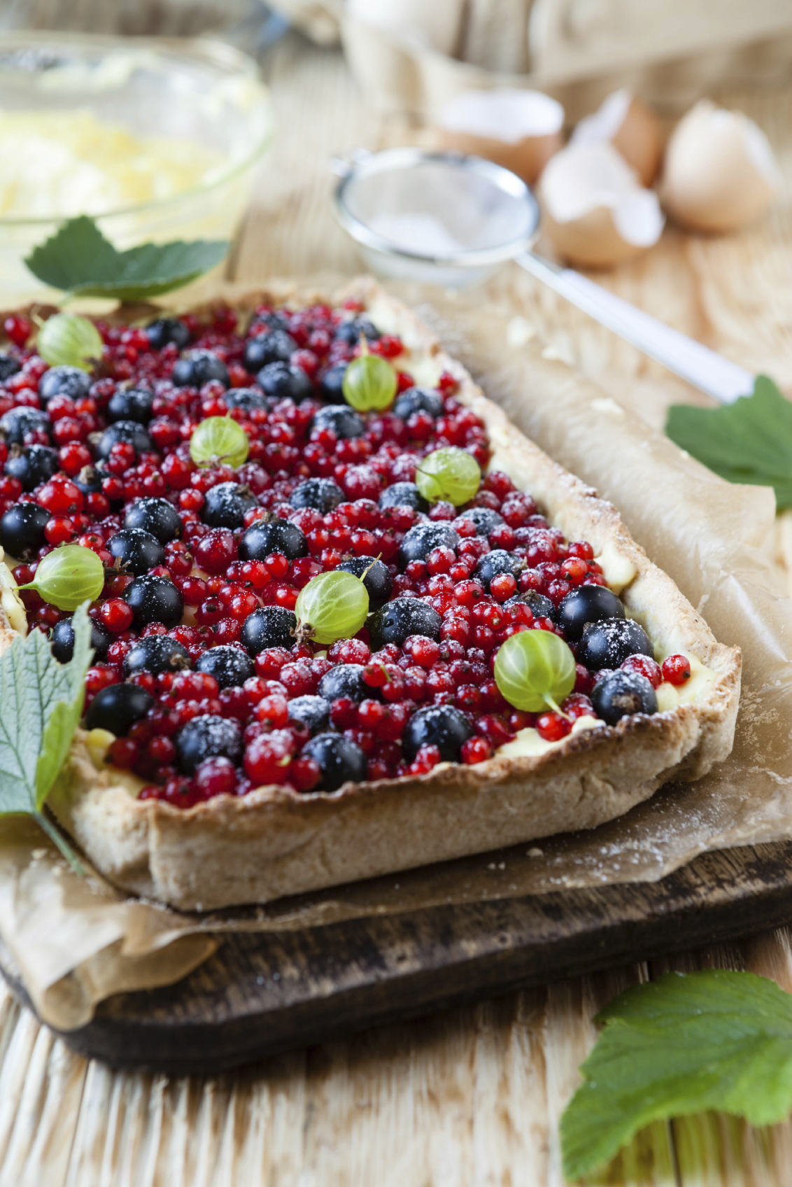 Tarta de crema con grosellas