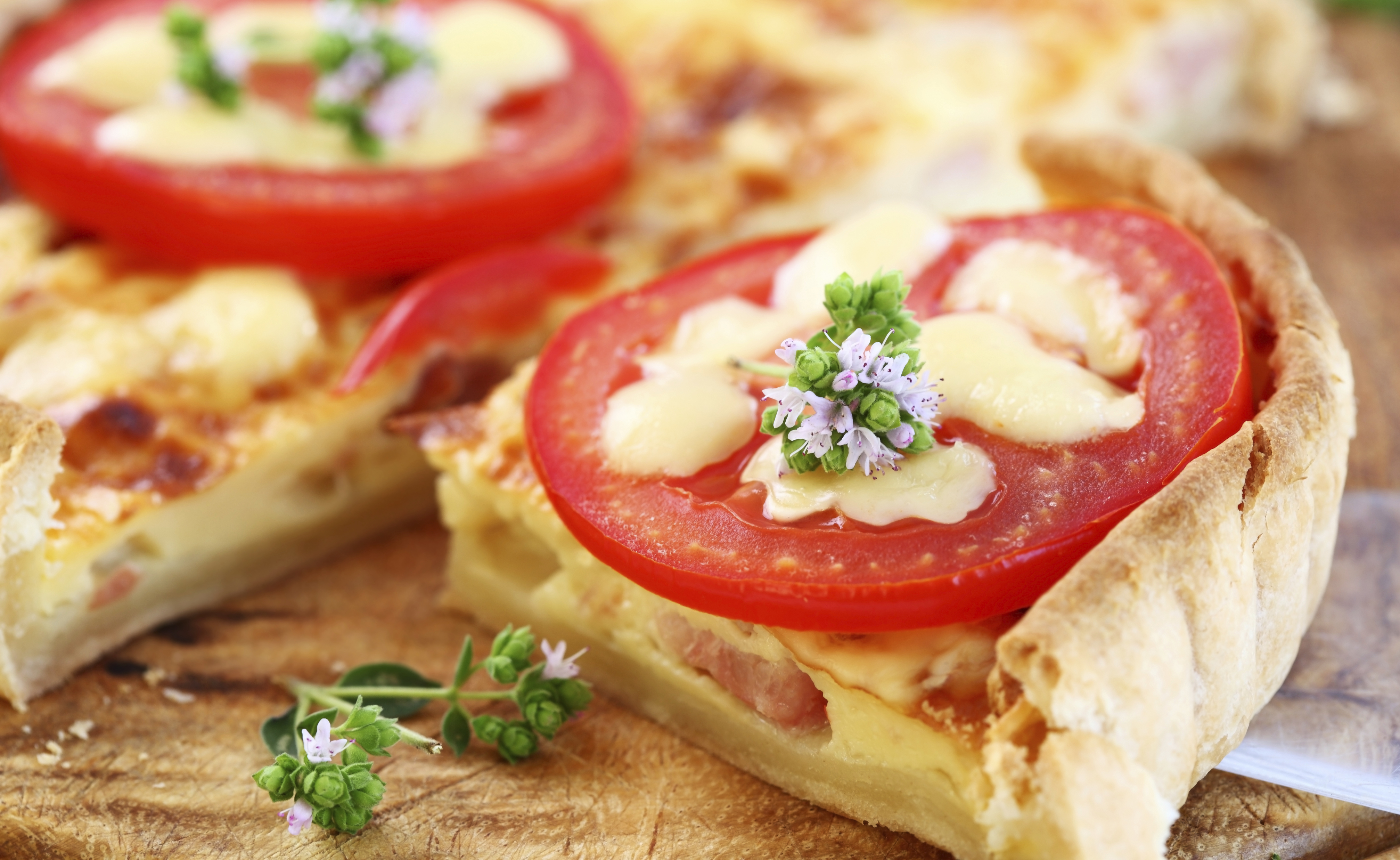 Quiche de jamón, tomate y nata