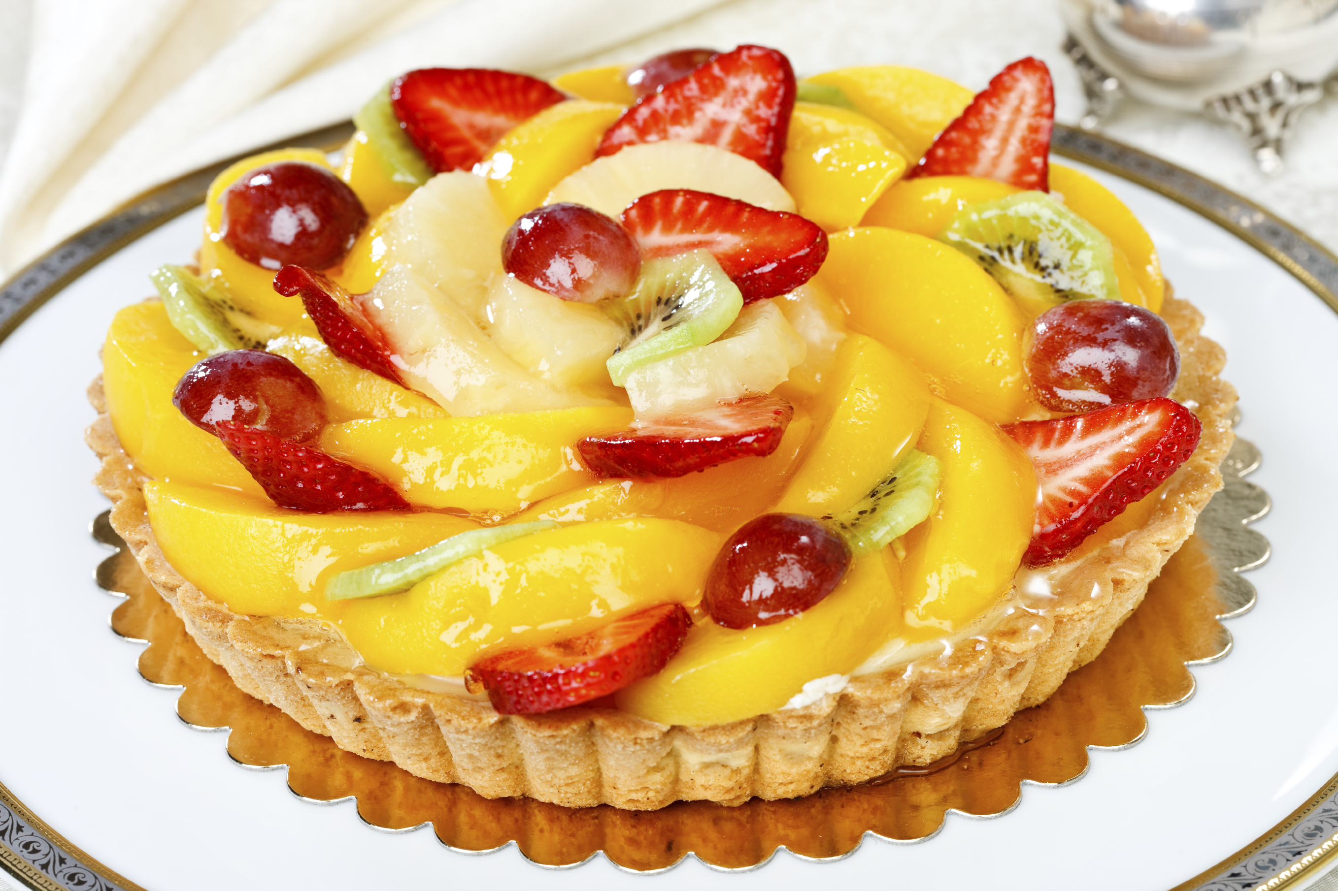 Tarta de hojaldre con crema y frutas