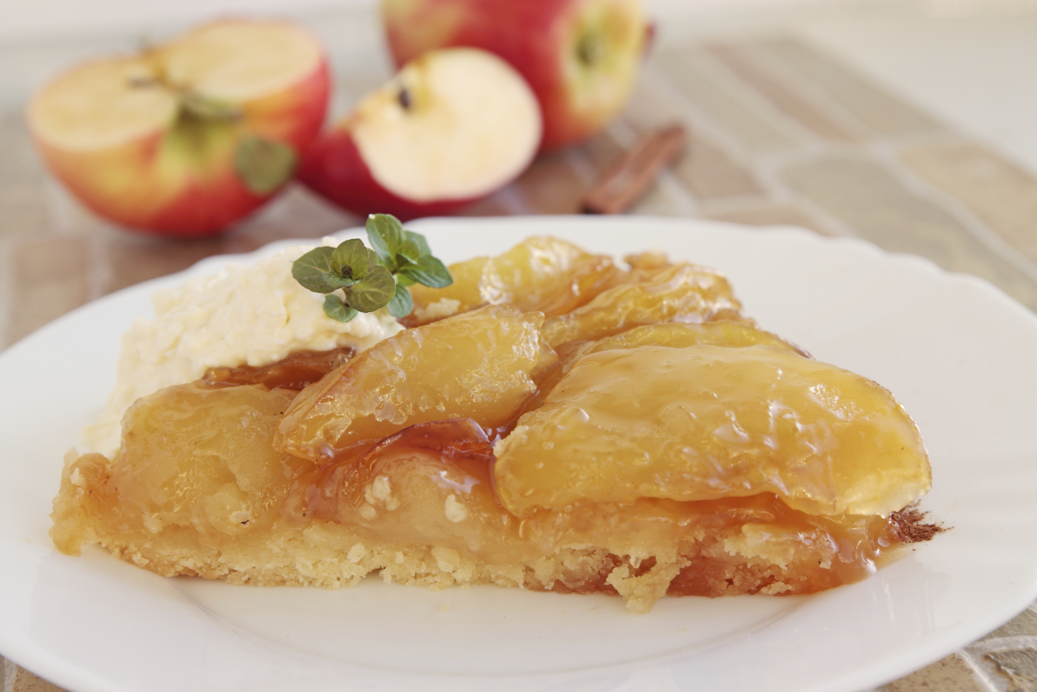 Tarta de manzana invertida con crema de leche