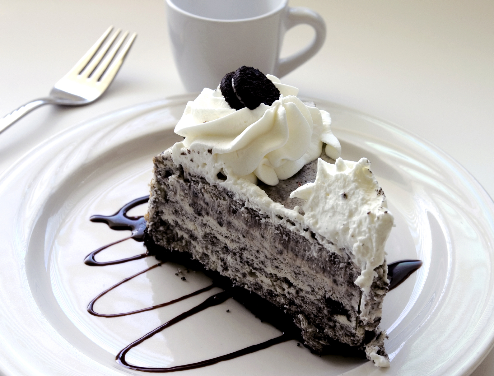Tarta de galletas de cacao rellenas sin horno