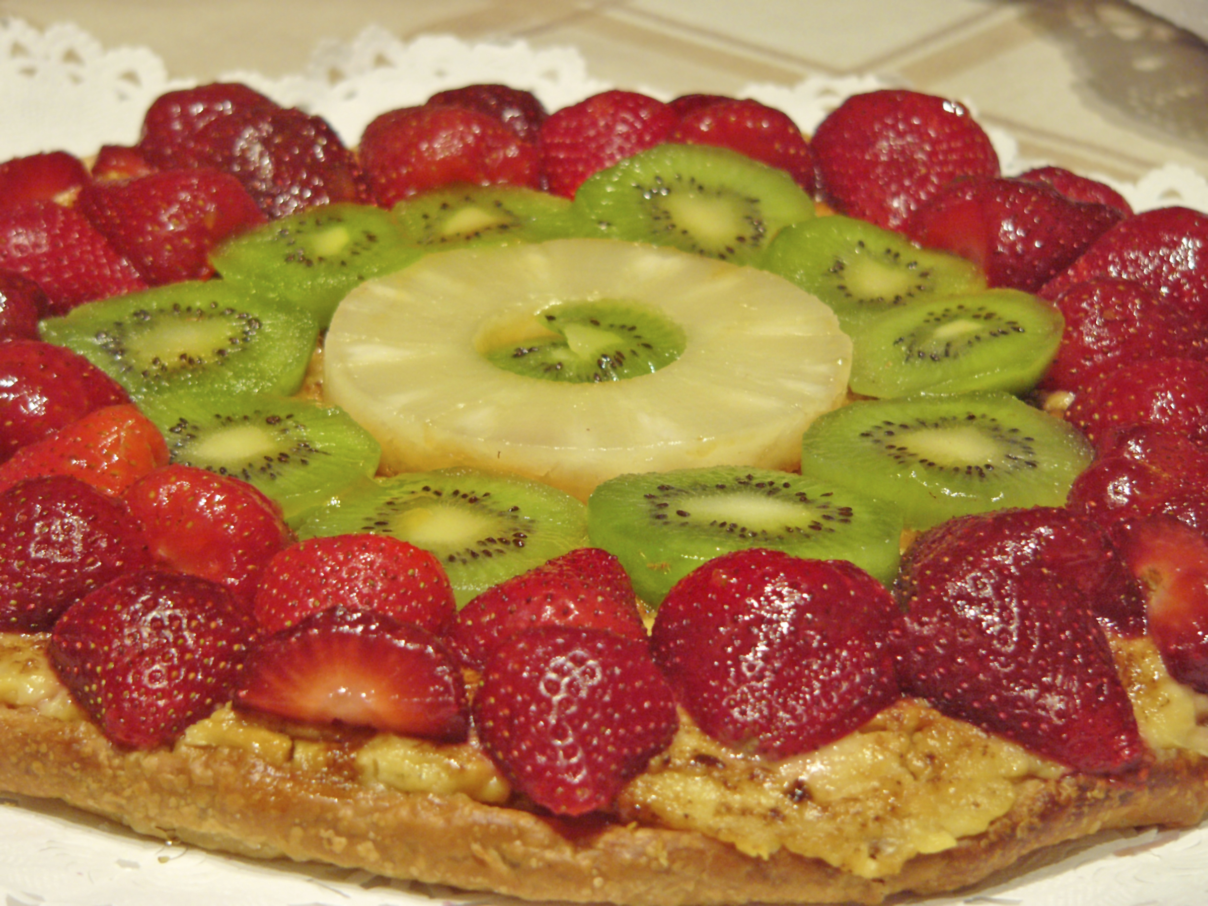Tarta de piña, kiwi y fresas con dulce de leche