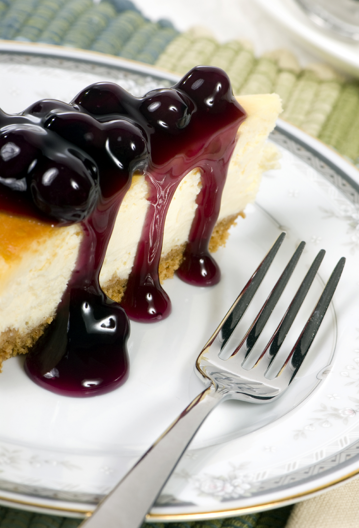 Tarta de queso fresco con salsa de arándanos