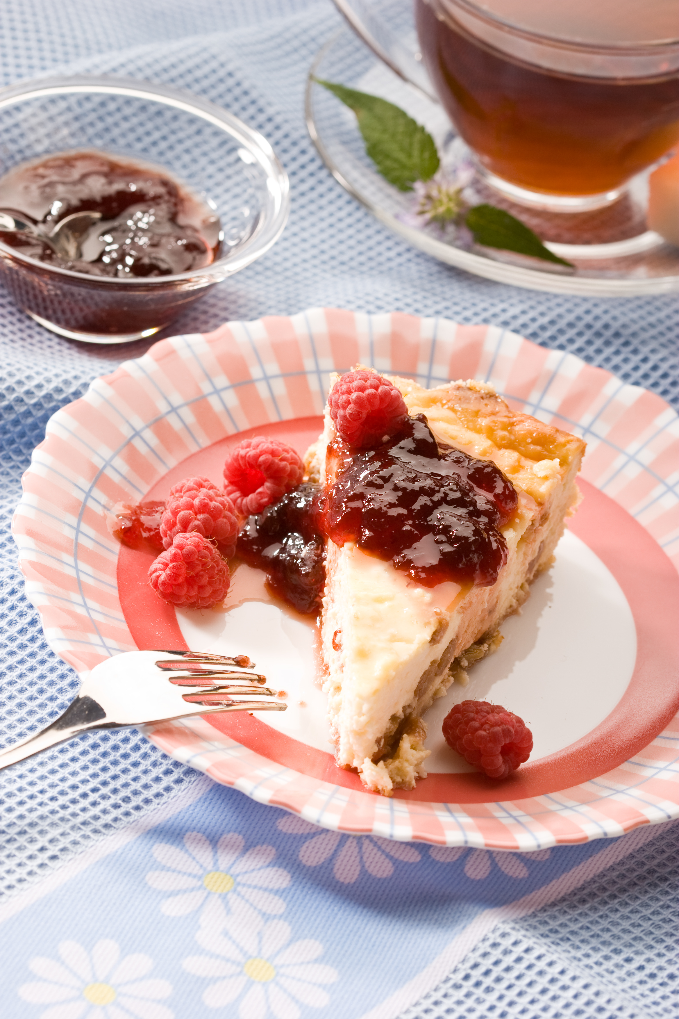 Tarta de queso con mermelada de frambuesa