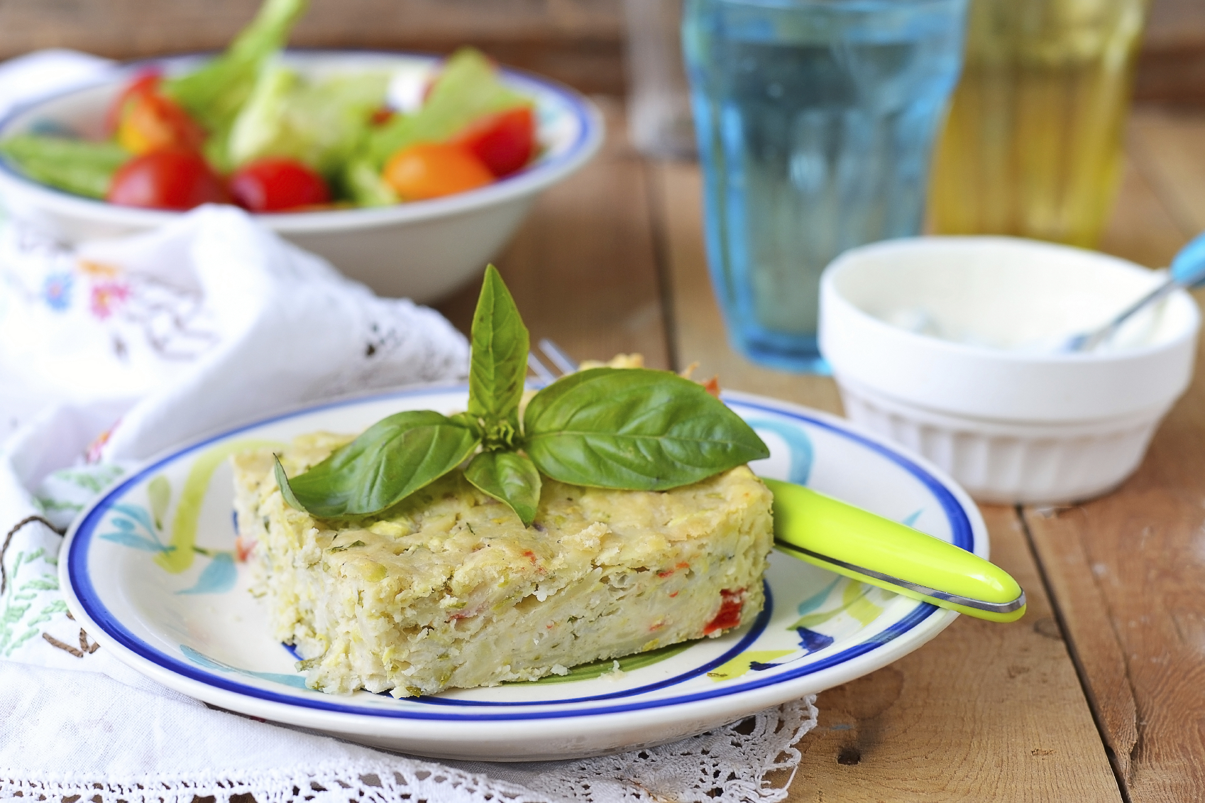 Tarta vegetariana con hojas de albahaca