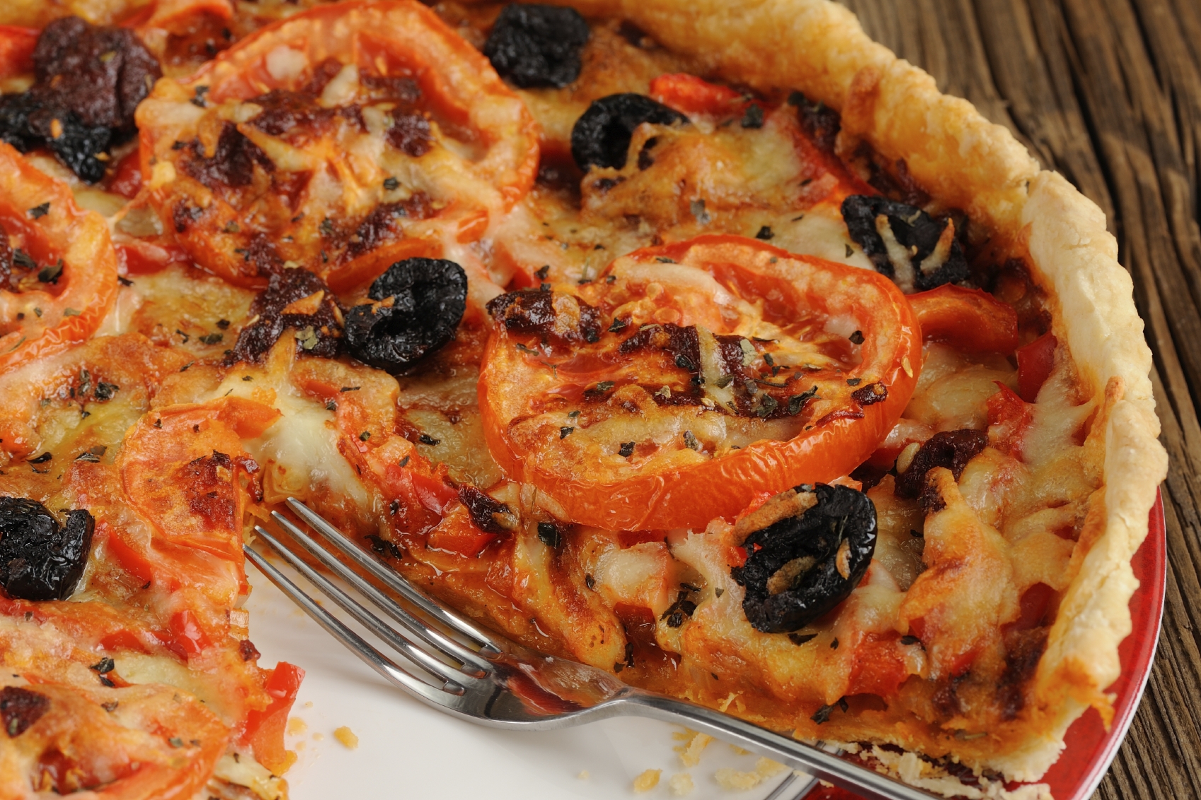 Tarta de verduras con aceitunas y mozzarella