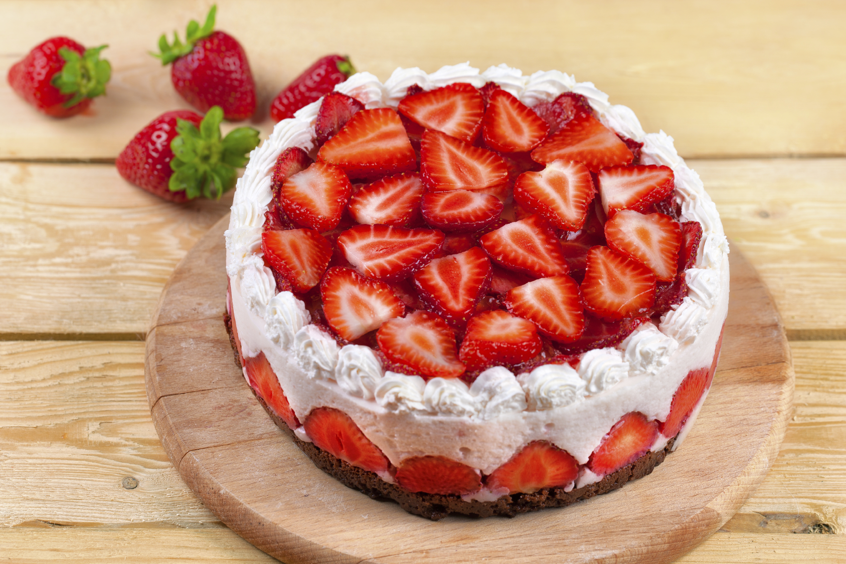 Tarta de yogur, nata y fresas