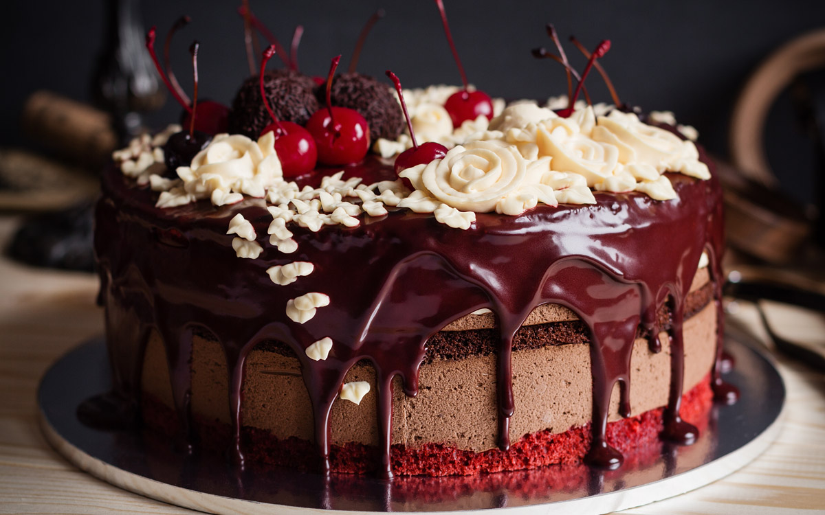 Tarta de 7 pisos con chocolate, terciopelo rojo y nata