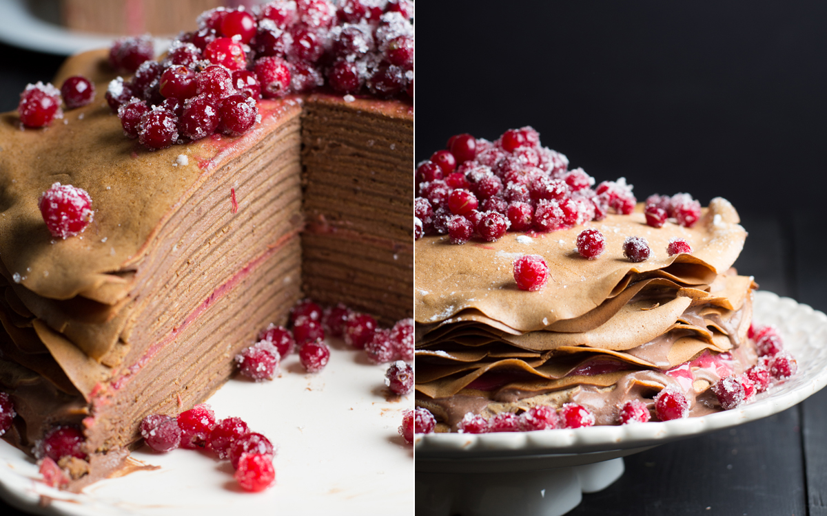 Tarta de crepes con mousse de chocolate y grosellas