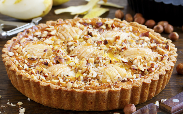 Tarta de mascarpone con avellanas y pera