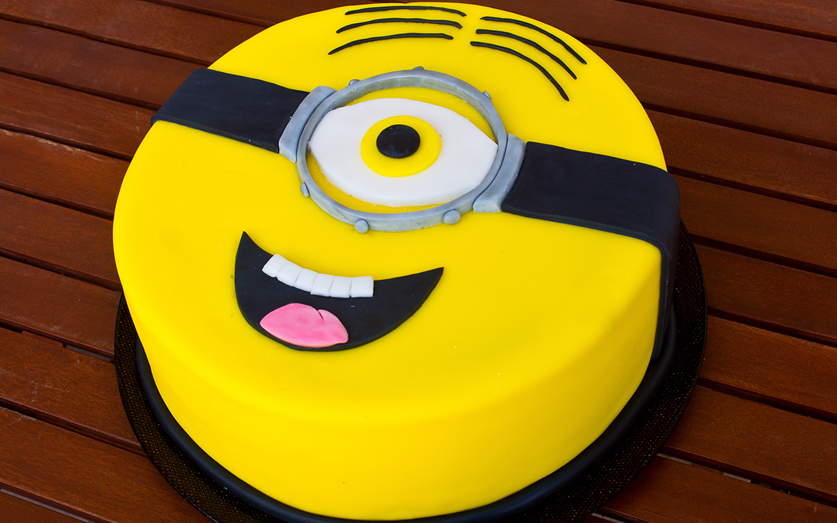 Tarta Minion de chocolate y plátano