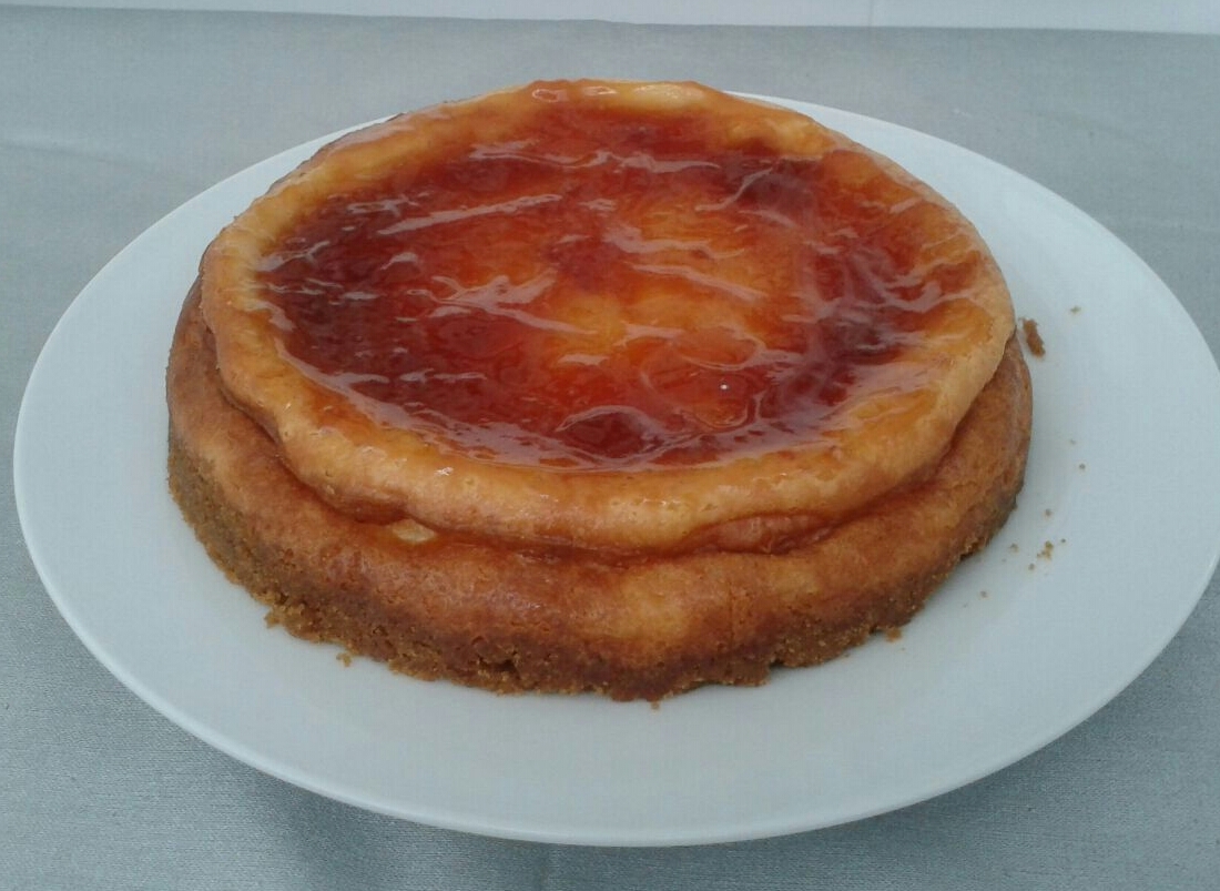 TARTA DE QUESO CON  MERMELADA DE FRESA
