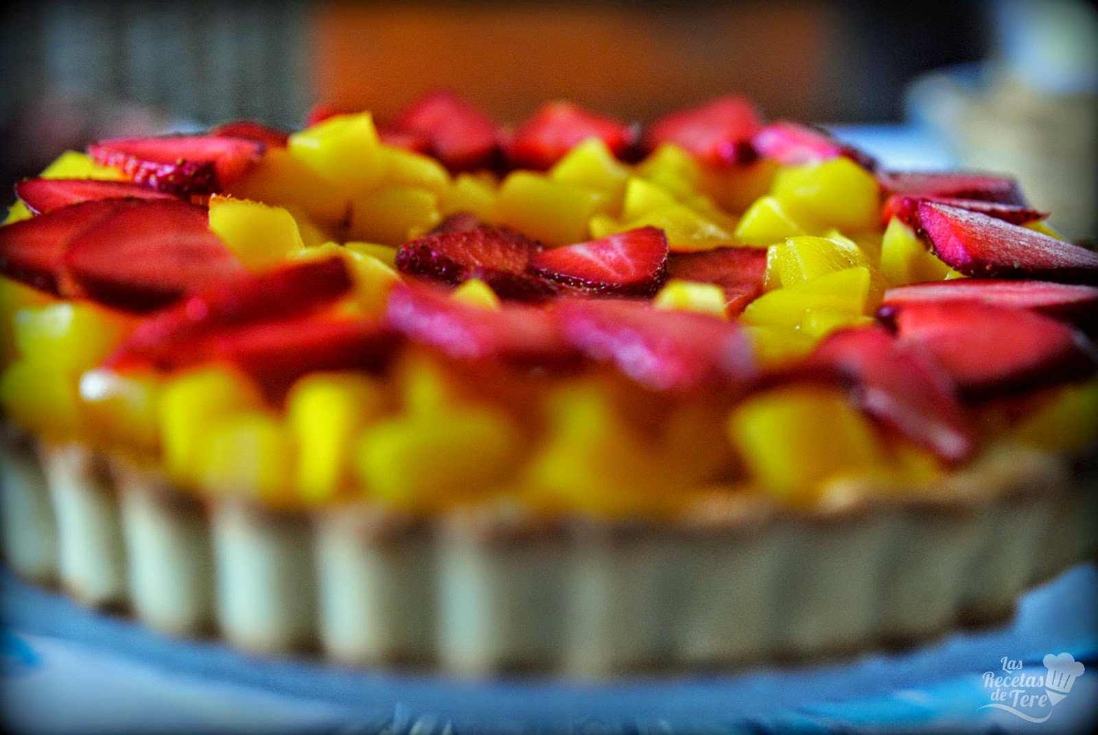 Tartaleta de mango y fresas.