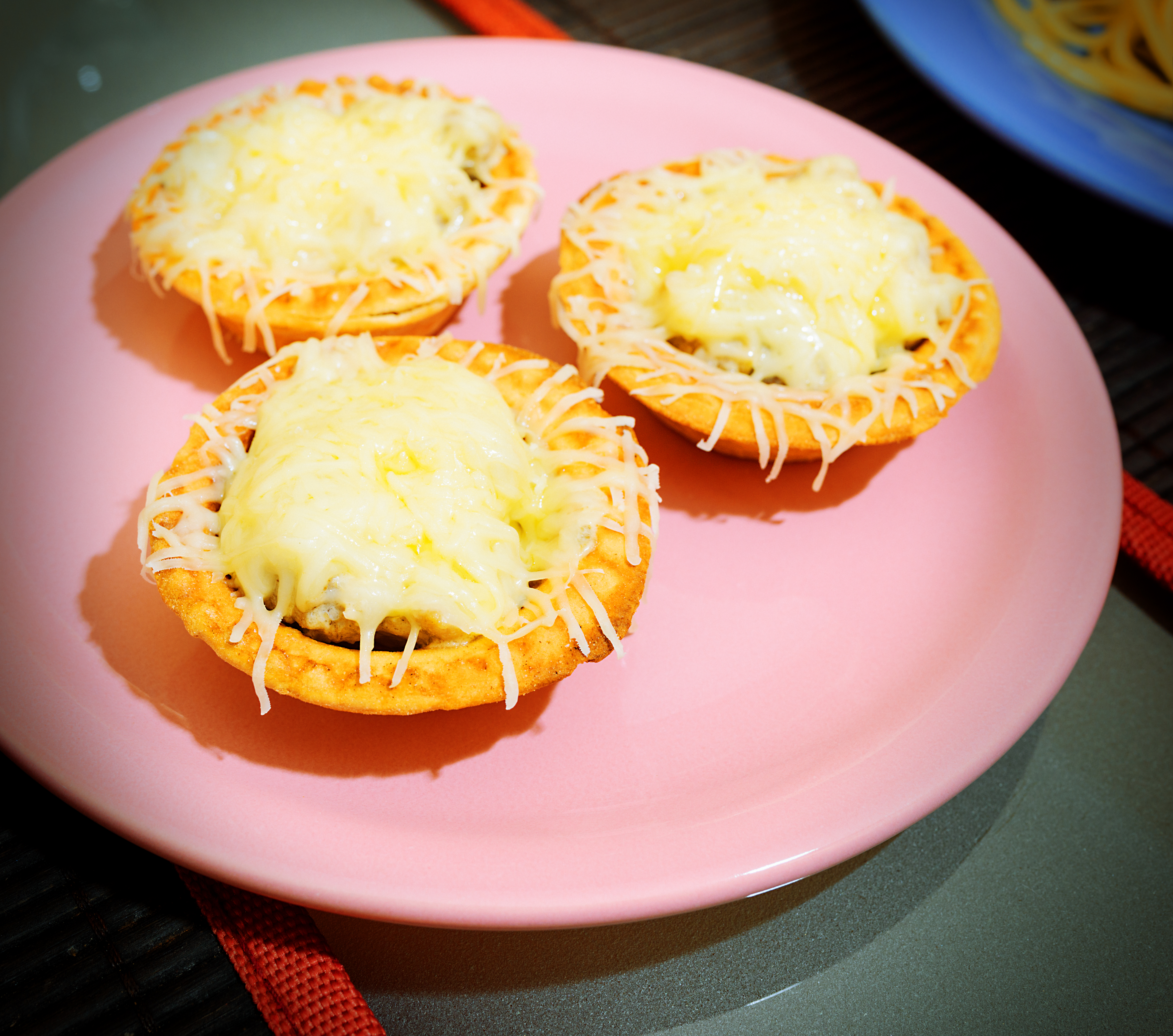 Tartaletas de brócoli, queso y chile