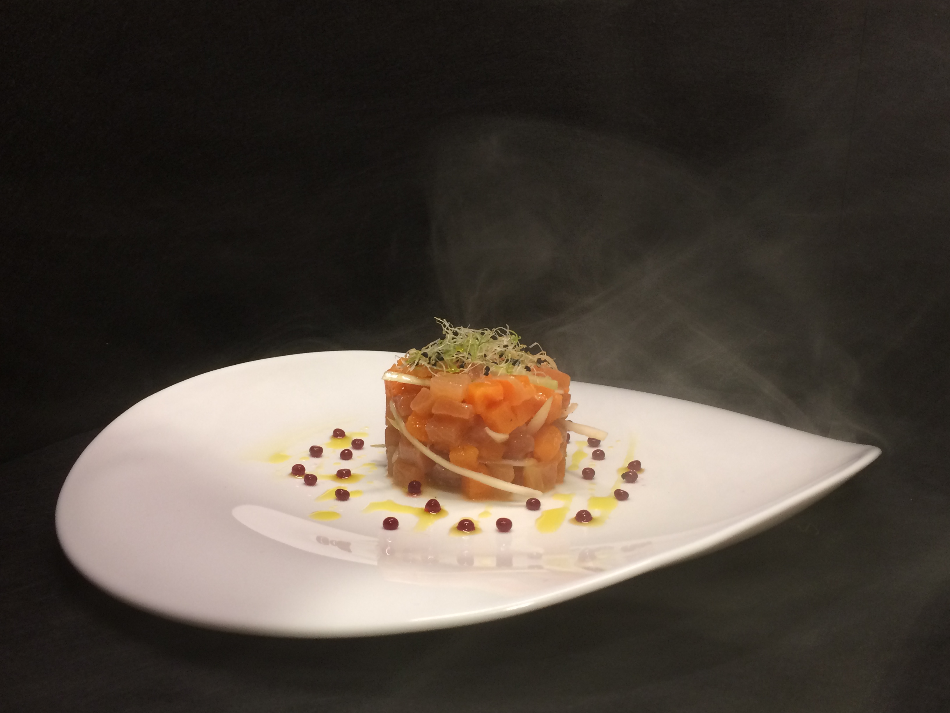 Tartar ahumado de trucha curada y boniato asado con perlas de culís de mora