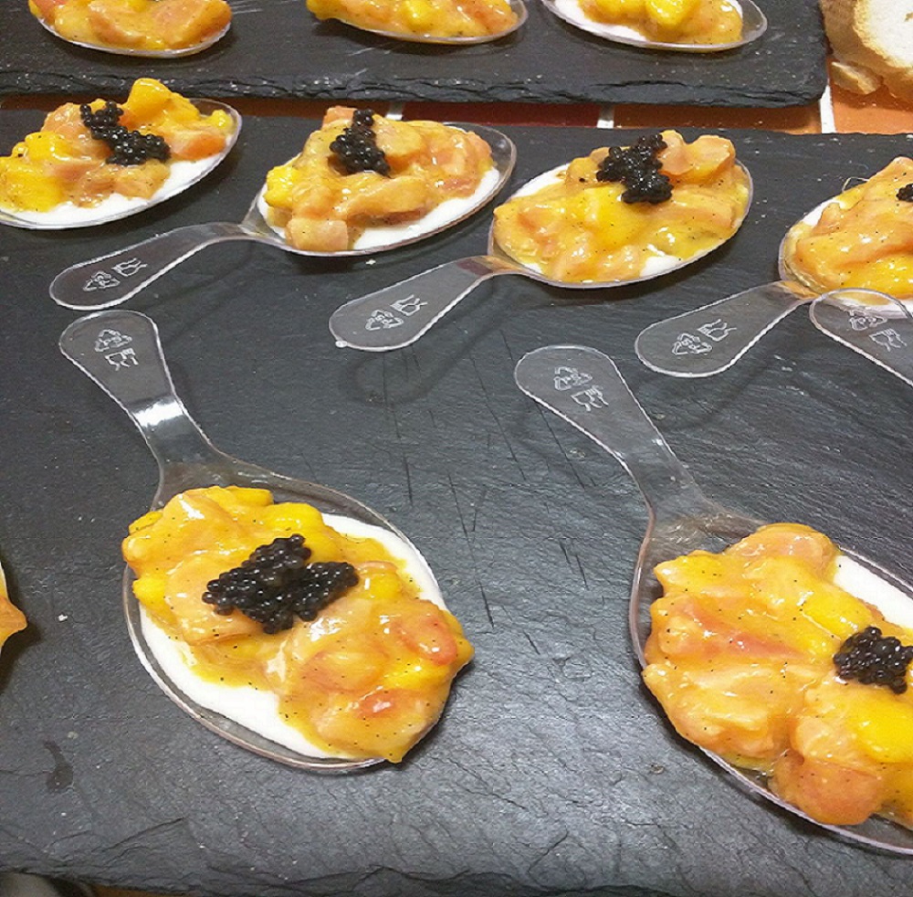 Tartar de Salmon y Mango sobre Ajoblanco de coco