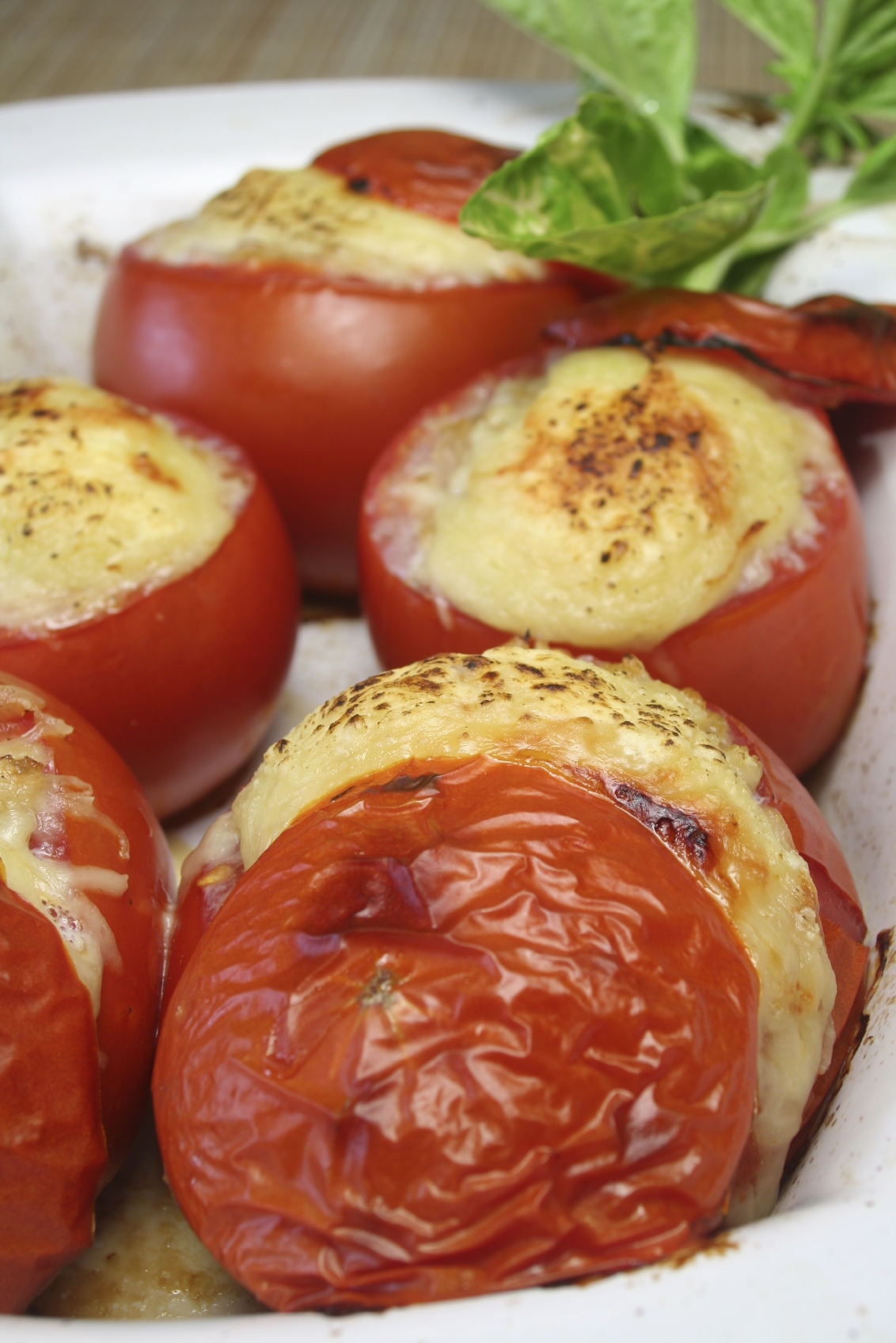 Tomates gratinados rellenos de langostinos