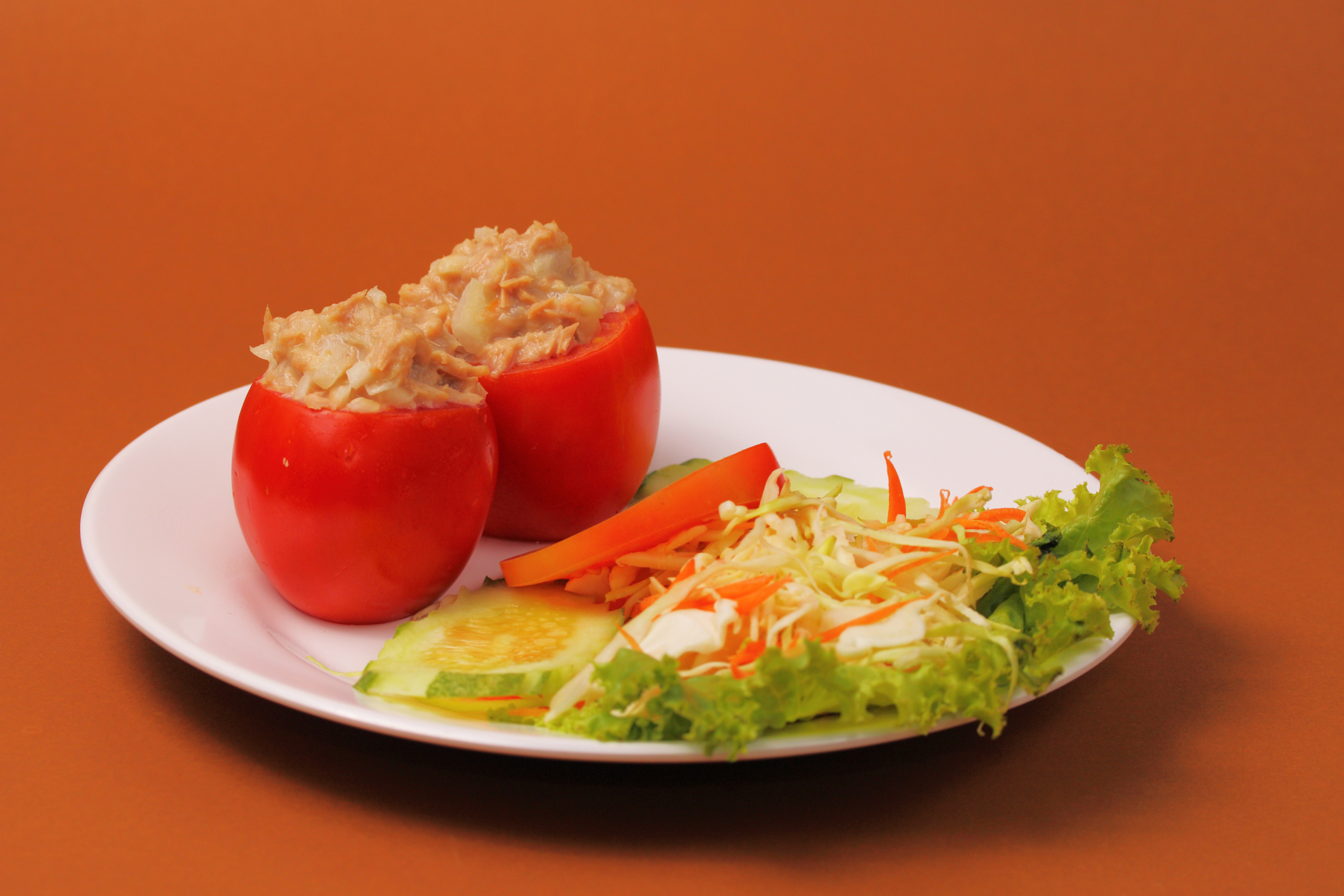 Tomates rellenos de atún y cebolla tierna