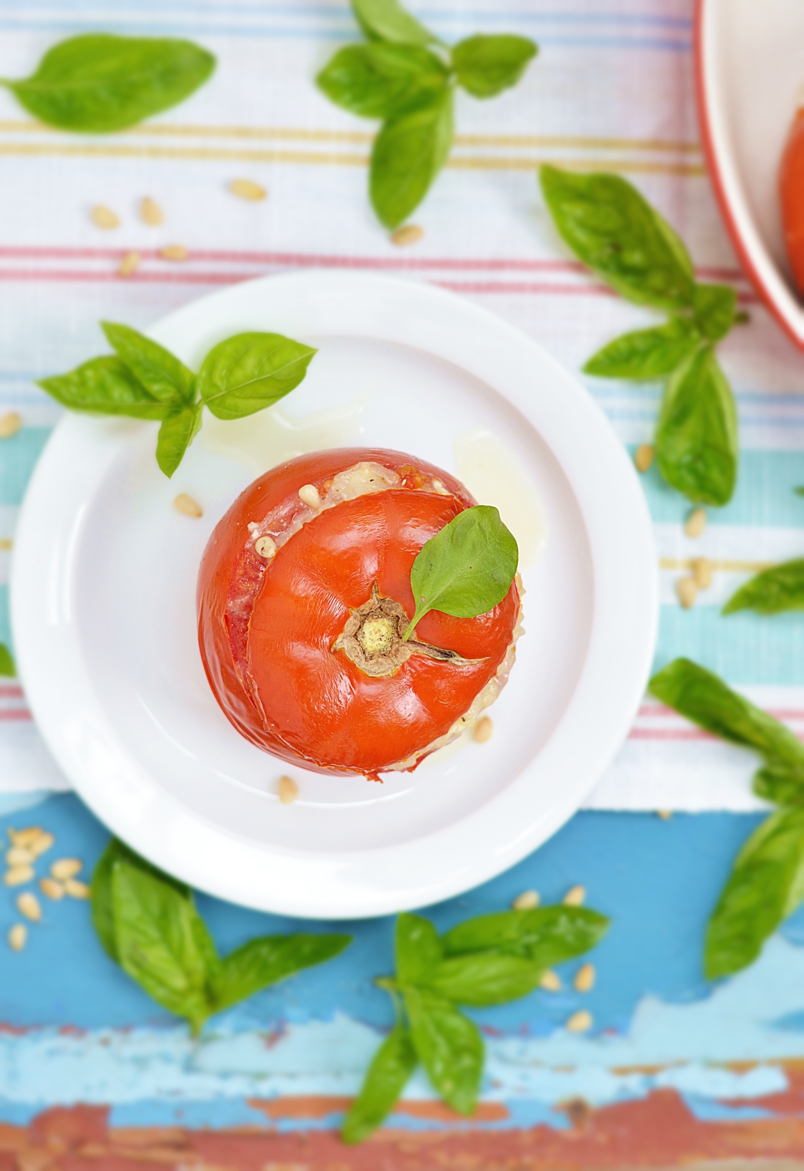 Tomates rellenos de ensalada y gambas