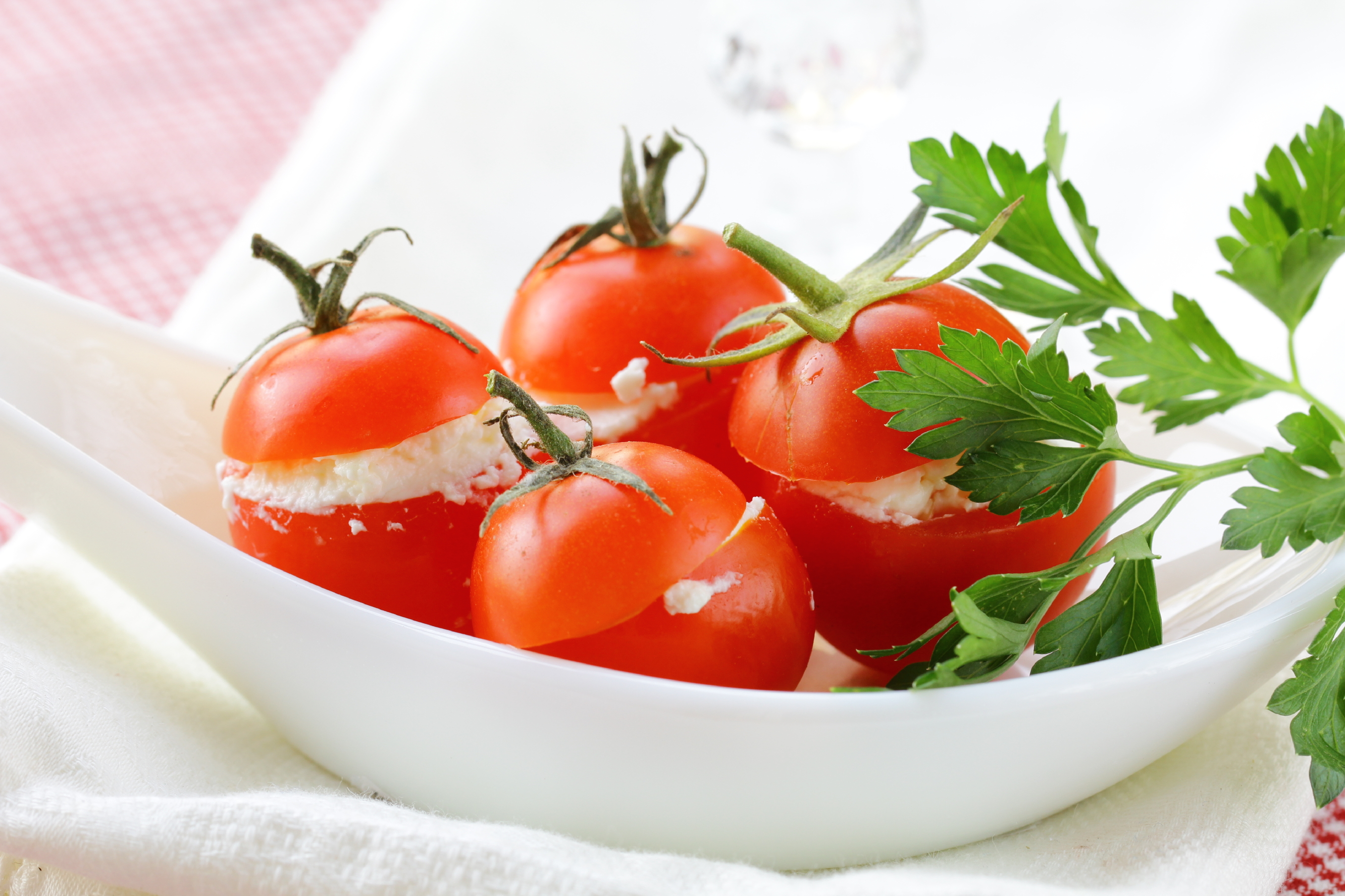 Tomates rellenos con palitos de mar