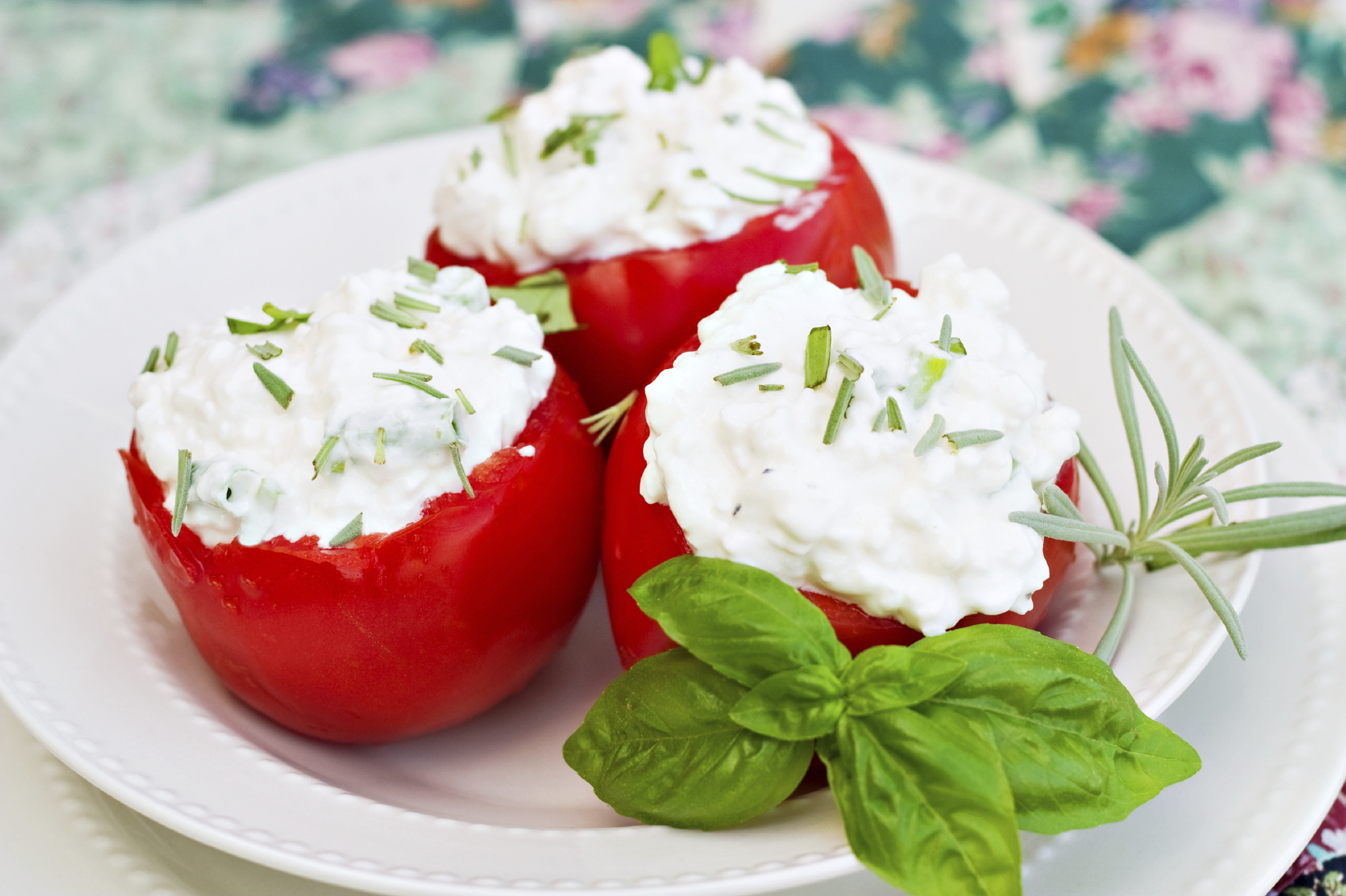 Tomates rellenos de pollo con yogurt