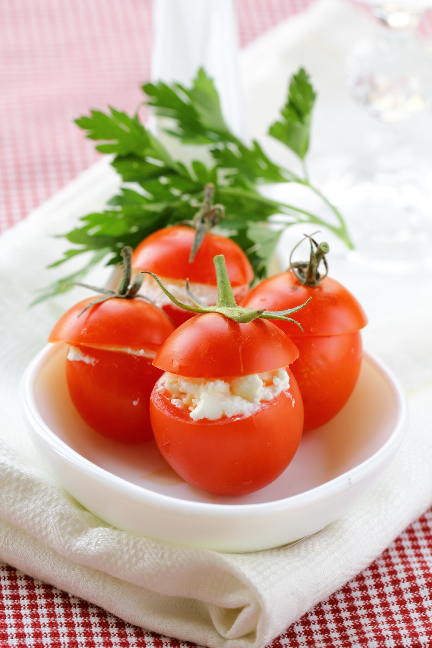 Tomatitos cherry rellenos de queso fresco y surimi