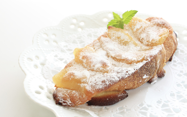 Torrijas con almíbar de manzana