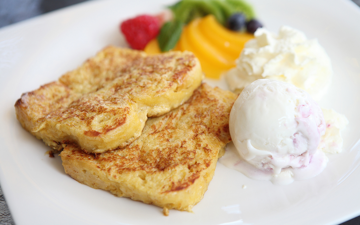 Torrijas de soja con helado de vainilla y frutas