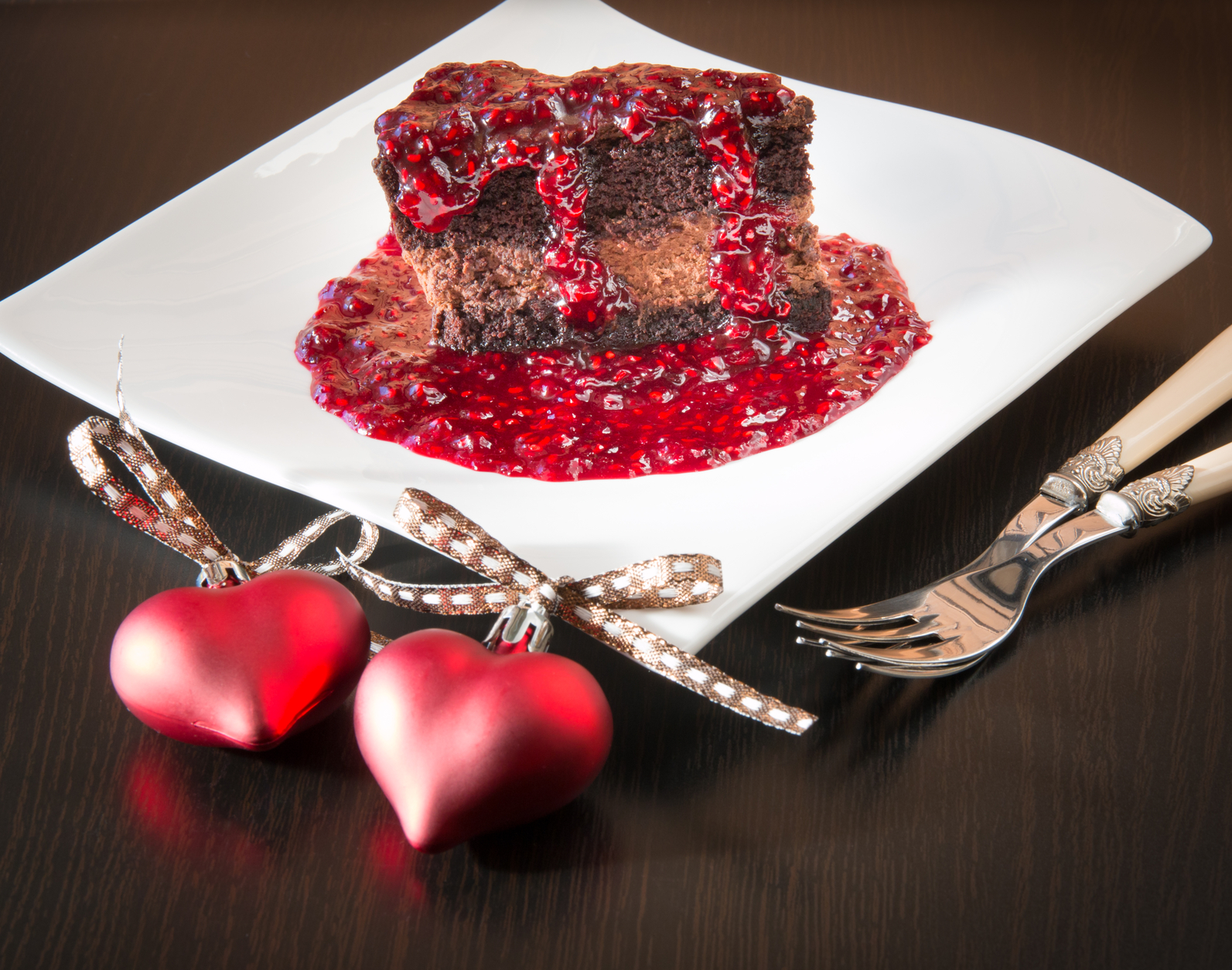 Torta de chocolate en salsa de frambuesa