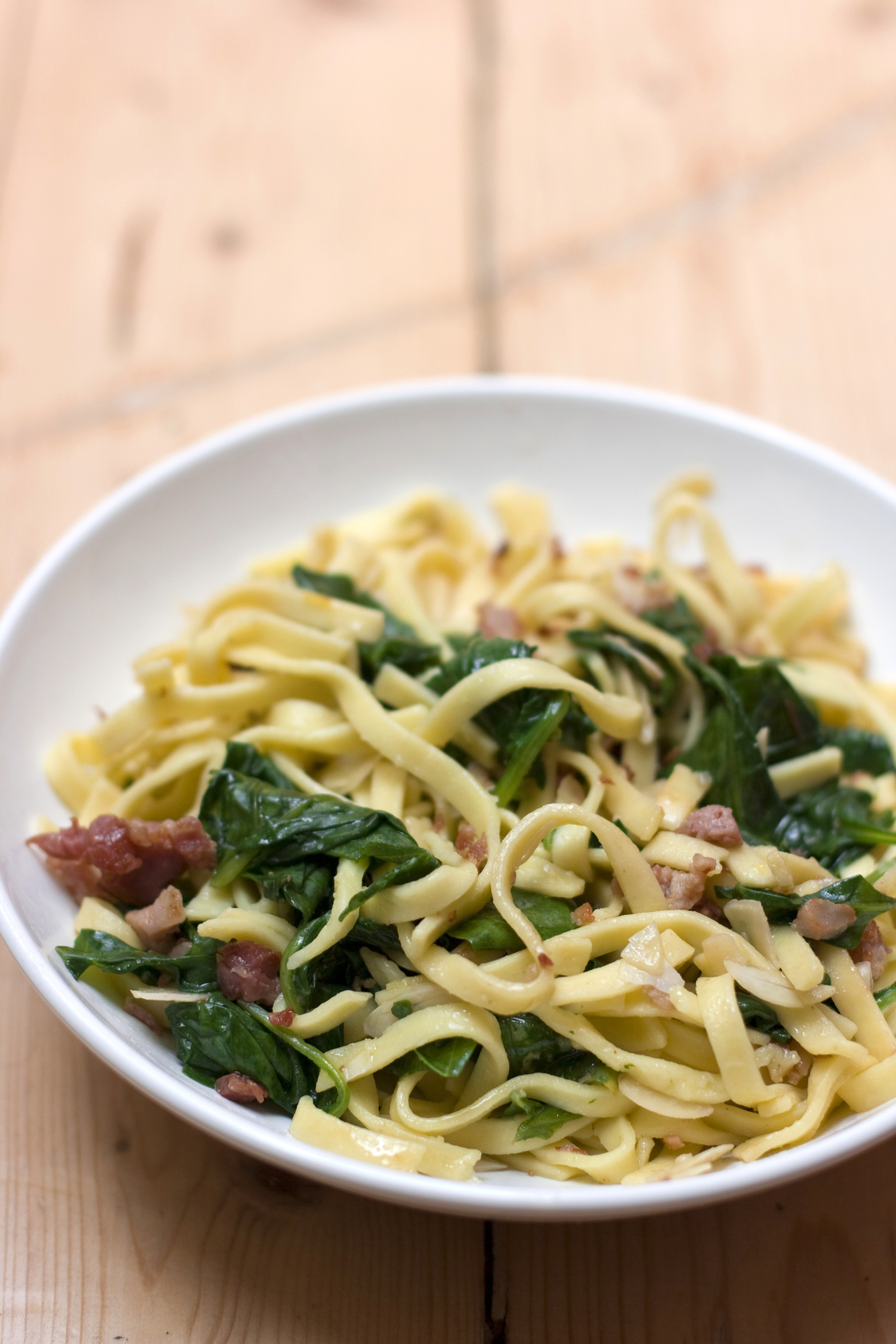 Pasta con espinacas y tocino