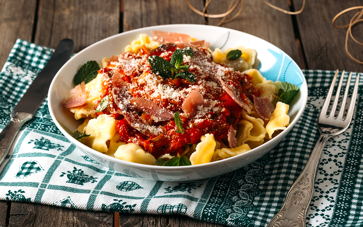 Tortellinis con salsa de tomate y jamón