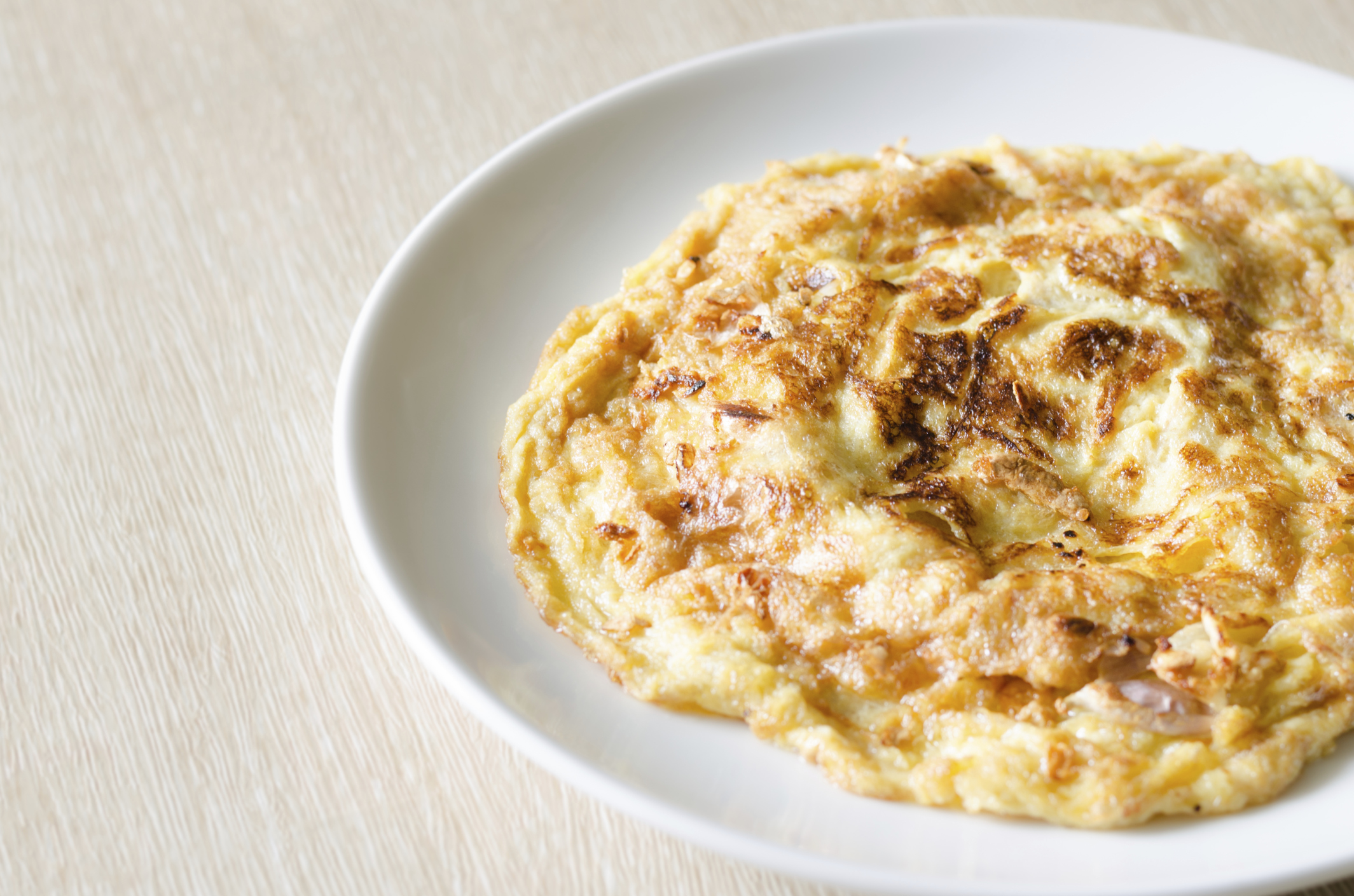 Tortilla de bacalao con salsa de espárragos