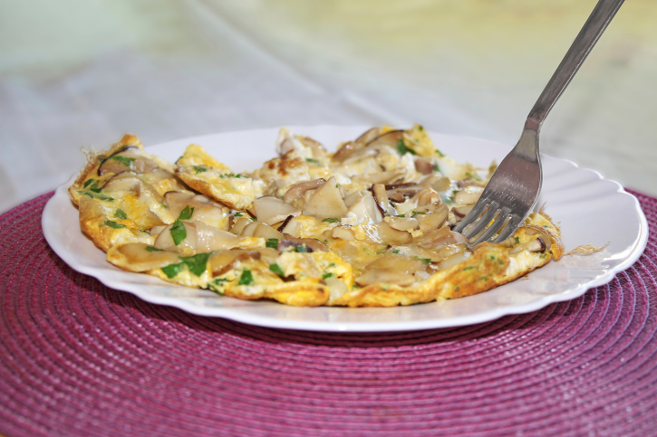 Tortilla de ajos, champiñones y atún