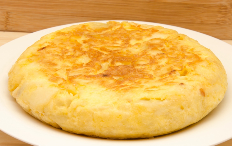 Tortilla de patatas con cebolla tierna