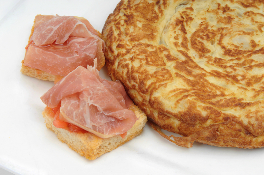 Tortilla de patatas y jamón serrano