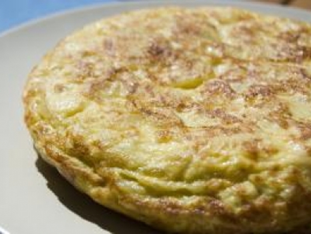 Tortilla de patatas con cebolla caramelizada