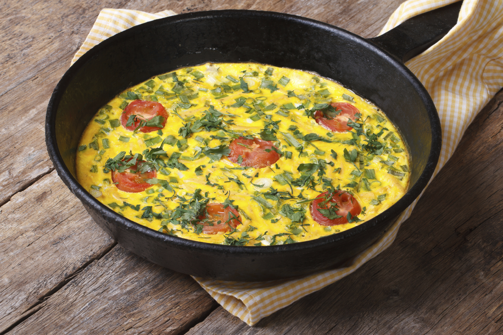 Tortilla de quesos, cebolla y tomates cherry