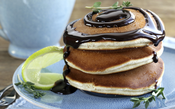 Tortitas con sirope de chocolate casero